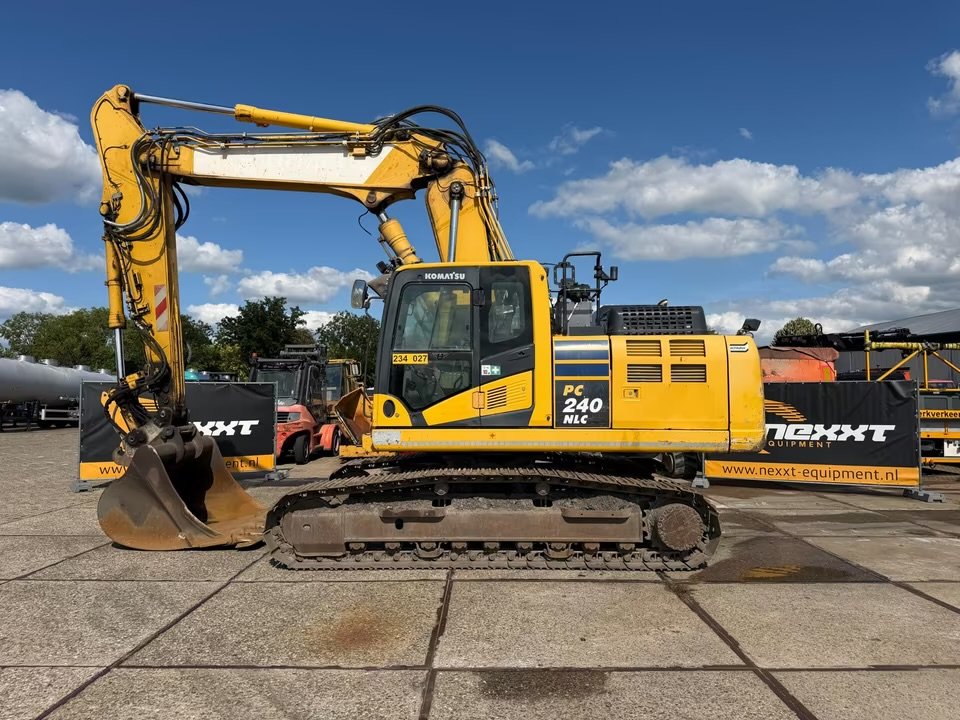 Komatsu PC240NLC-11
